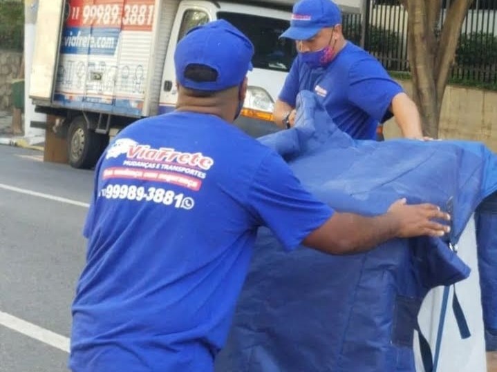 Imagem de uma van de entregas